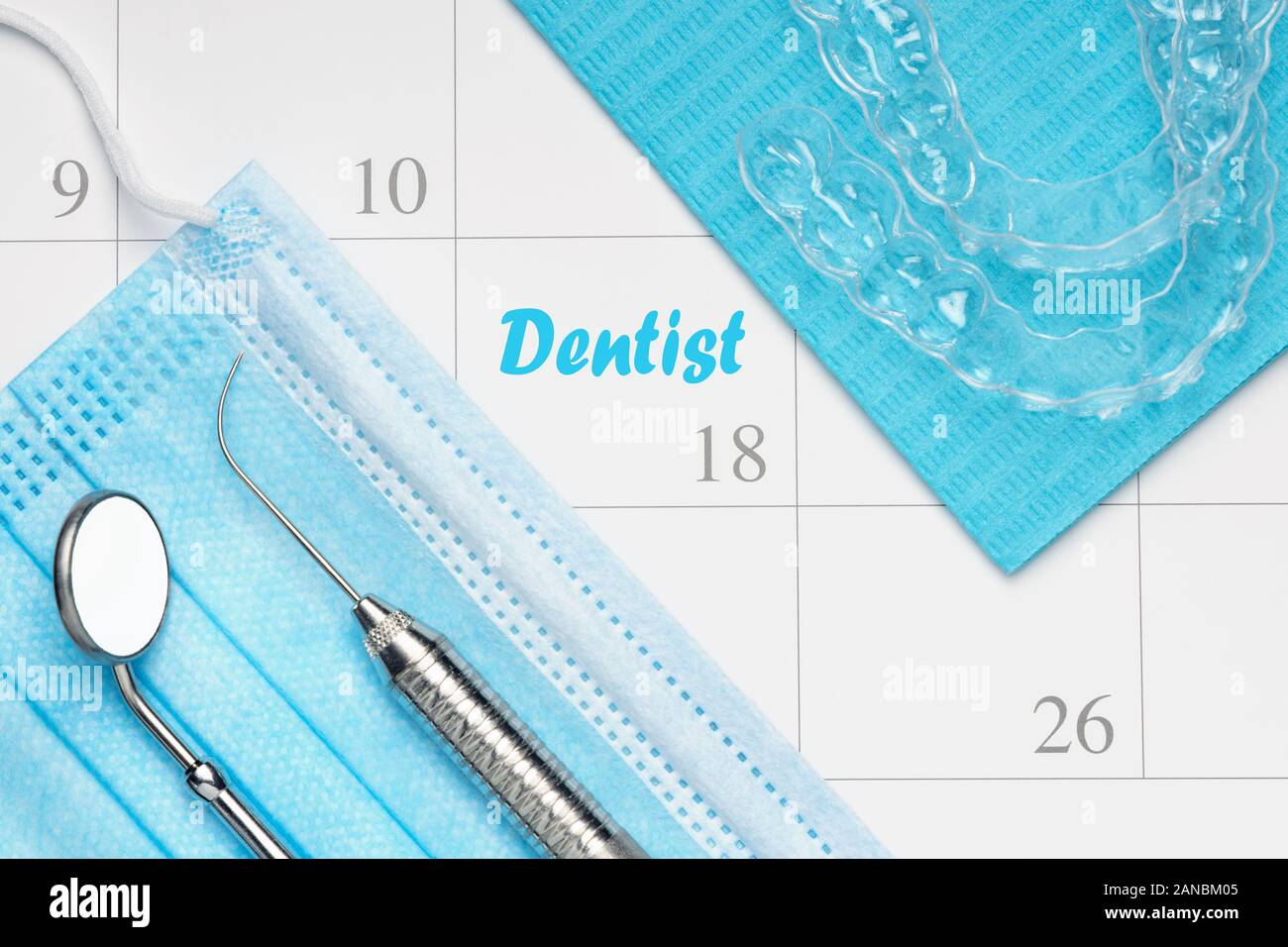 Kieferorthopäden oder Zahnarzt Termin in Kalender professionelle zahnmedizinische Werkzeuge mit Invisalign Zahnspange. Stockfoto