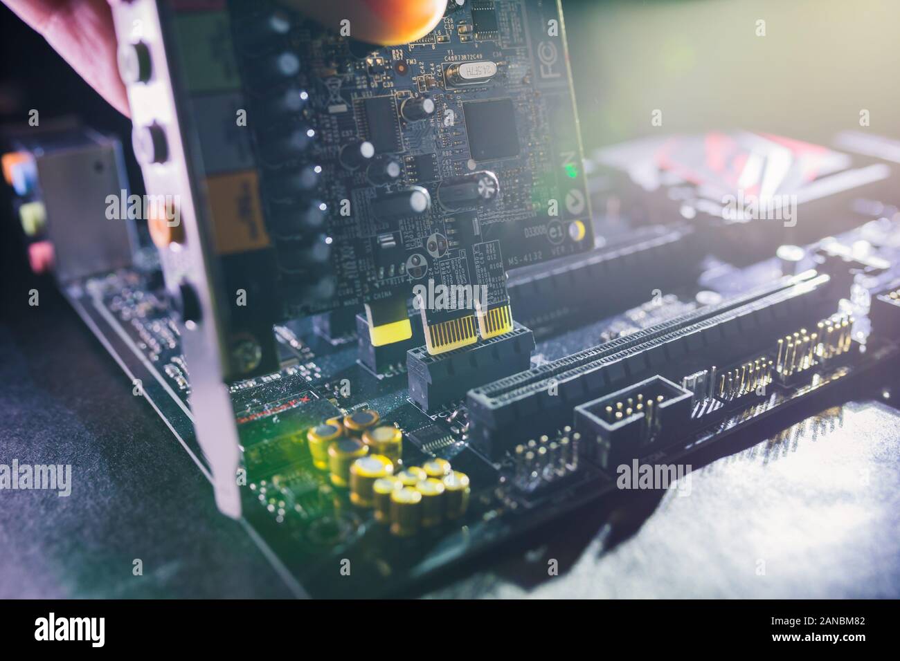 Professionelle Soundkarte installiert, die von PC-Techniker auf der Hauptplatine. PCI-Soundkarte aktualisieren oder reparieren. Stockfoto