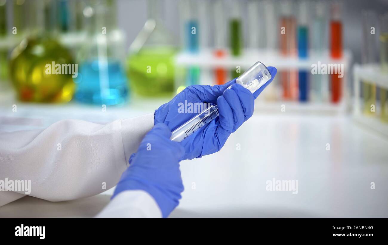 Forscher Flüssigkeit Zuspritzschlauch mit Medikamenten Pulver, Impfstoffentwicklung Stockfoto