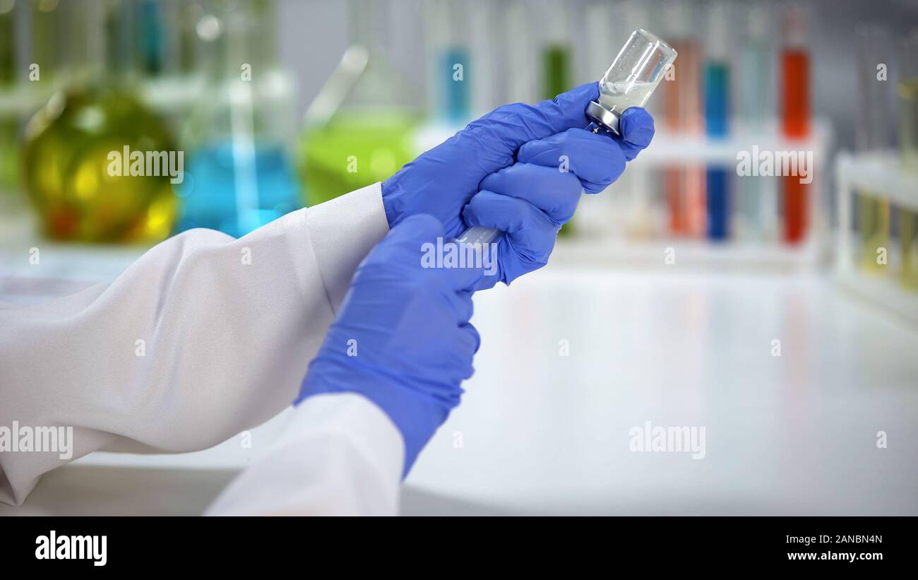 Lab Wissenschaftler verdünnen Medikation Pulver mit Flüssigkeit in die Spritze, die Impfung Stockfoto