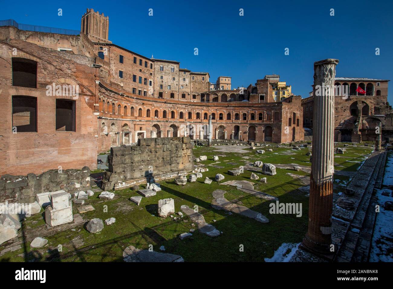 ROM, Italien, Februar 2018 - Schnee bedeckt Rom, Wintertourismus in der Hauptstadt Italiens, berühmtes Reiseziel im Winter. Forum Romanum mit Schnee. Stockfoto