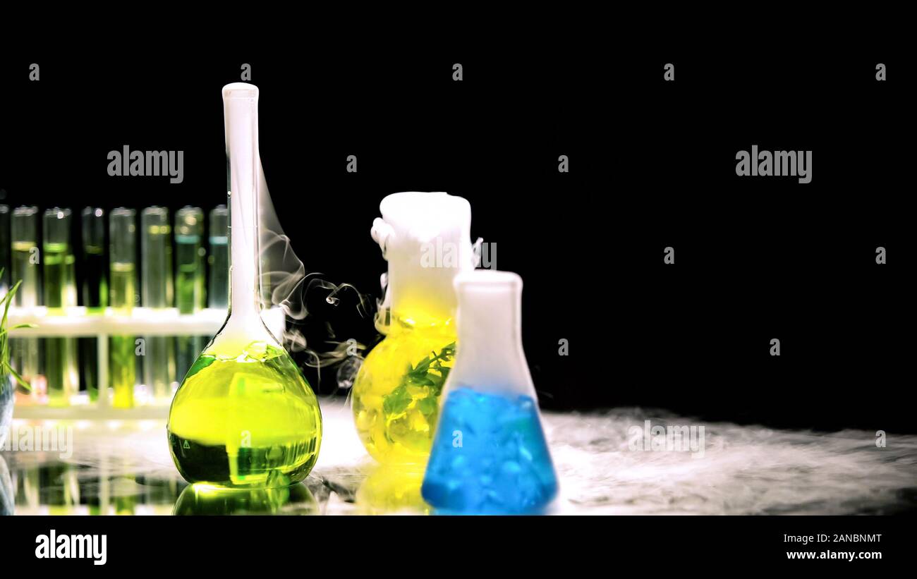 Lab Flaschen mit chemischen Stoffen weißer Rauch, Experimente und Innovationen Stockfoto