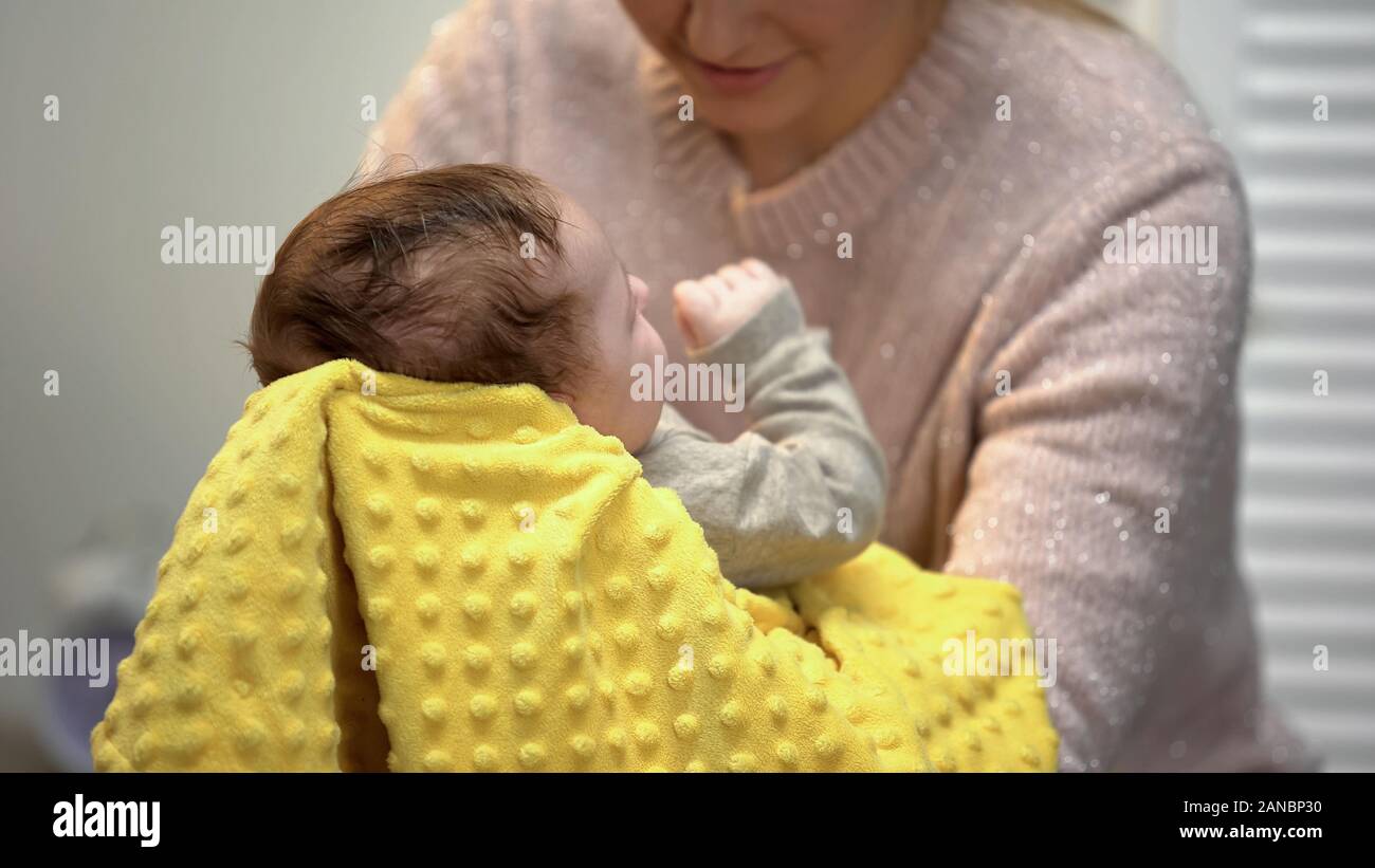 Mutter niedlichen Baby vertikal halten nach der Fütterung, Neugeborenes Burping Techniken Stockfoto