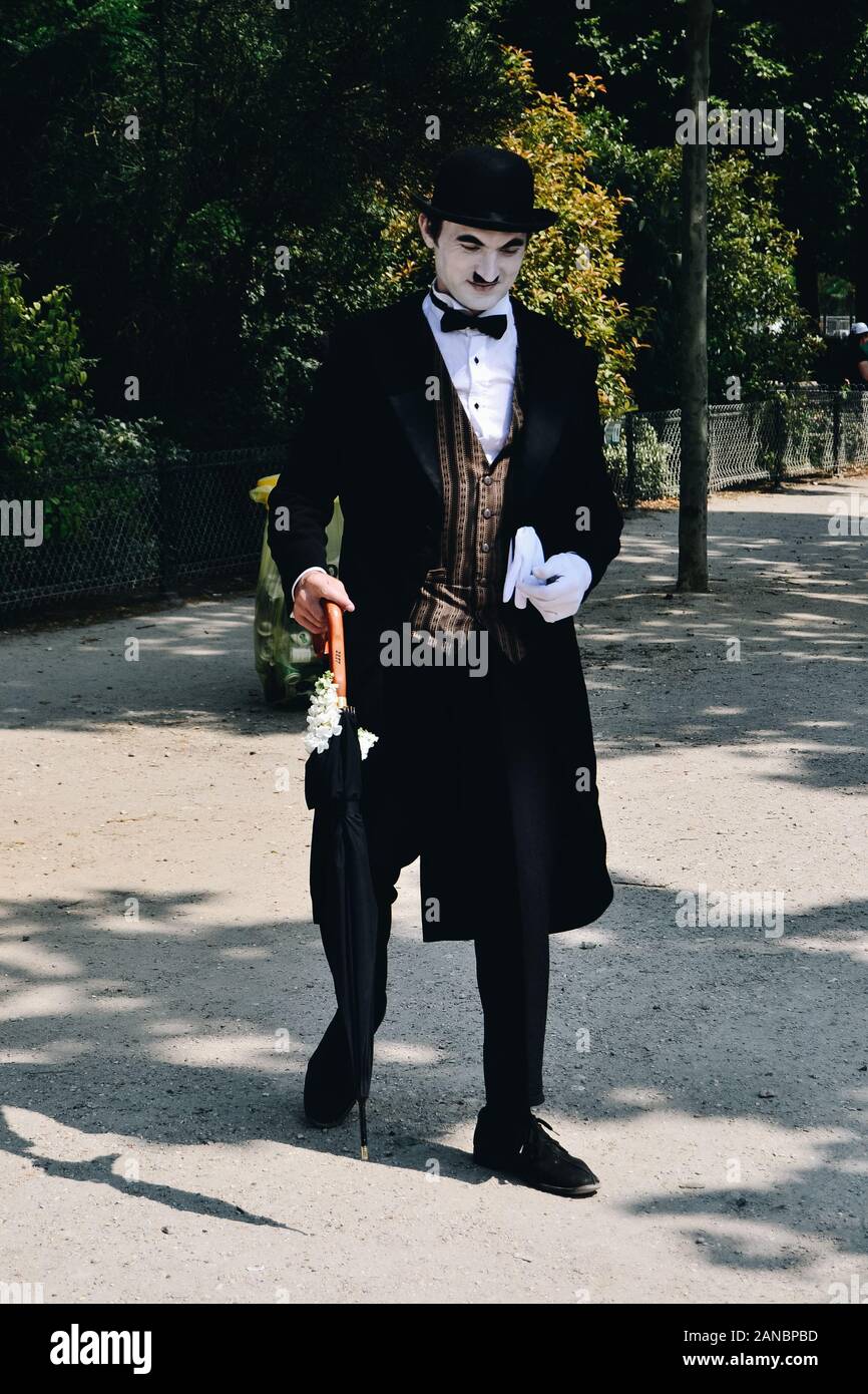 Mann als charles chaplin gekleidet Stockfoto