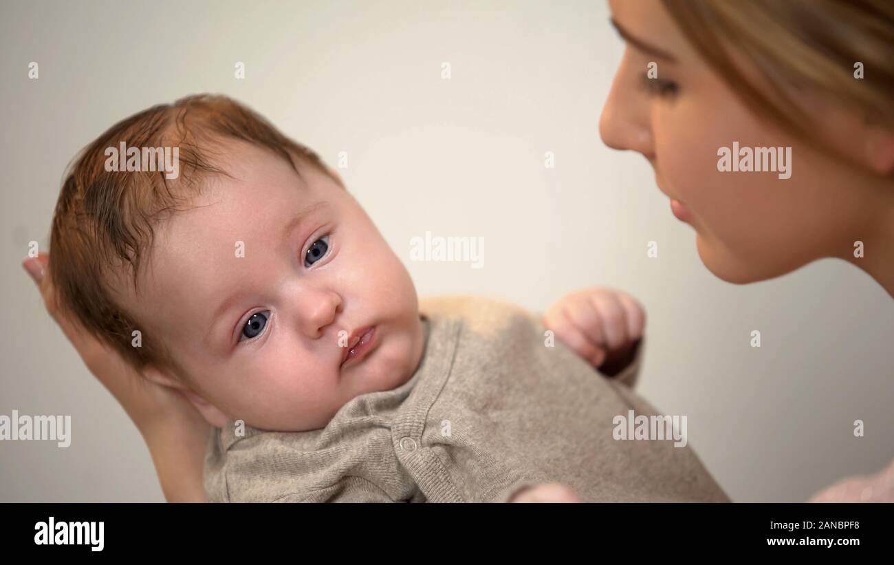 Schöne Dame Holding kleine niedliche Kind in den Armen, Haut-zu-Haut-Kontakt Stockfoto