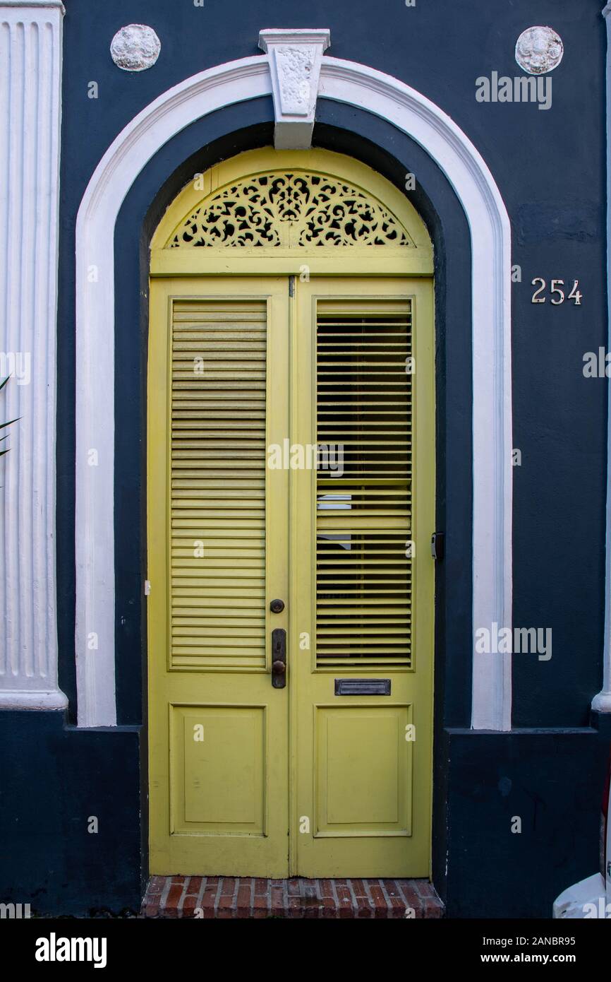Eine sehr bunte Tür und Eintrag in ein Gebäude in der Altstadt von San Juan, dass meine Farbe erwischt wandernden Augen während eines frühen ruhig und friedlich am Morgen schlendern. Stockfoto