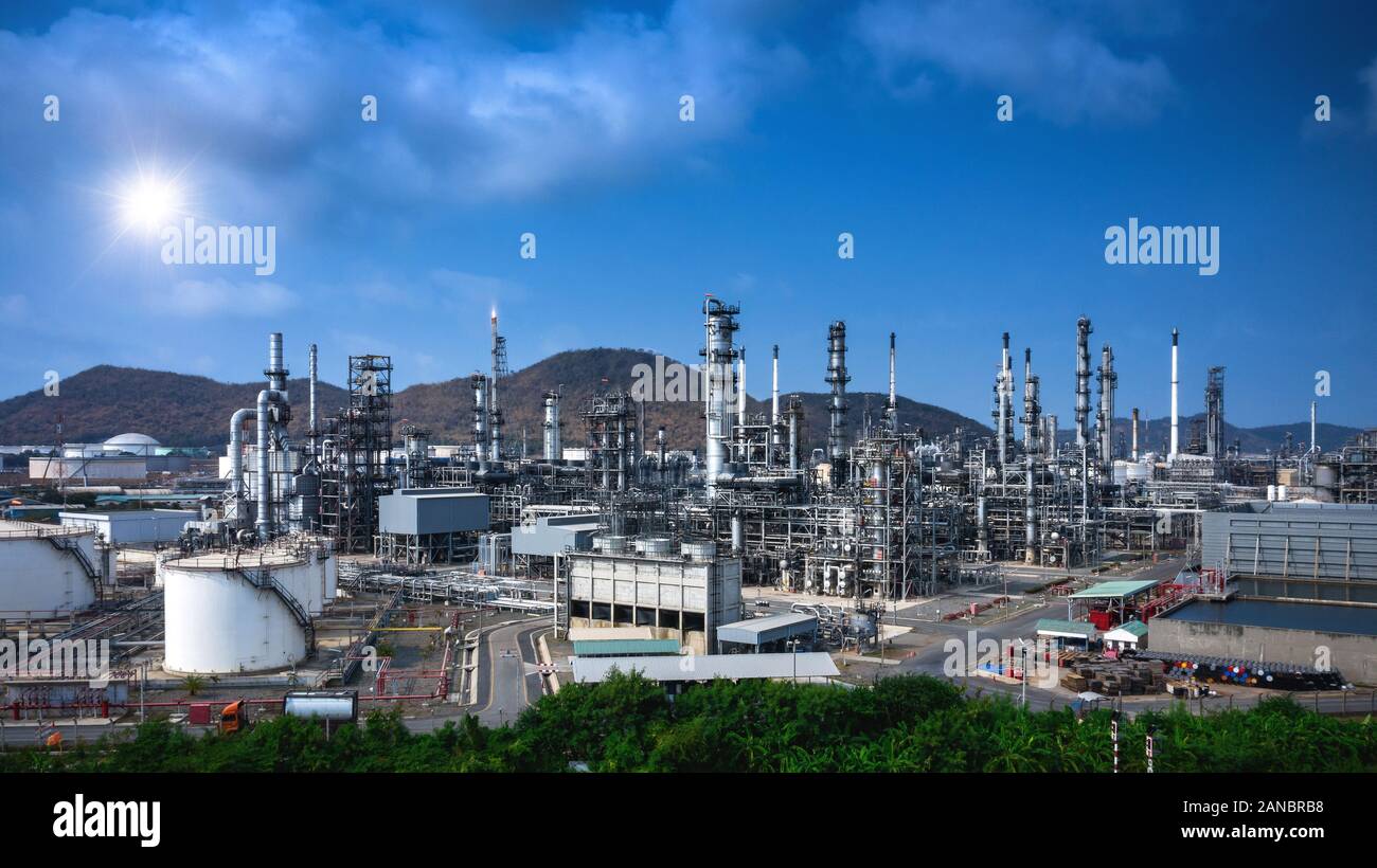 Öl und Gas Industrie Raffinerie Zone, Detail der Ausstattung Ölpipeline Stahl mit Ventil von großen Öl Tank Stockfoto