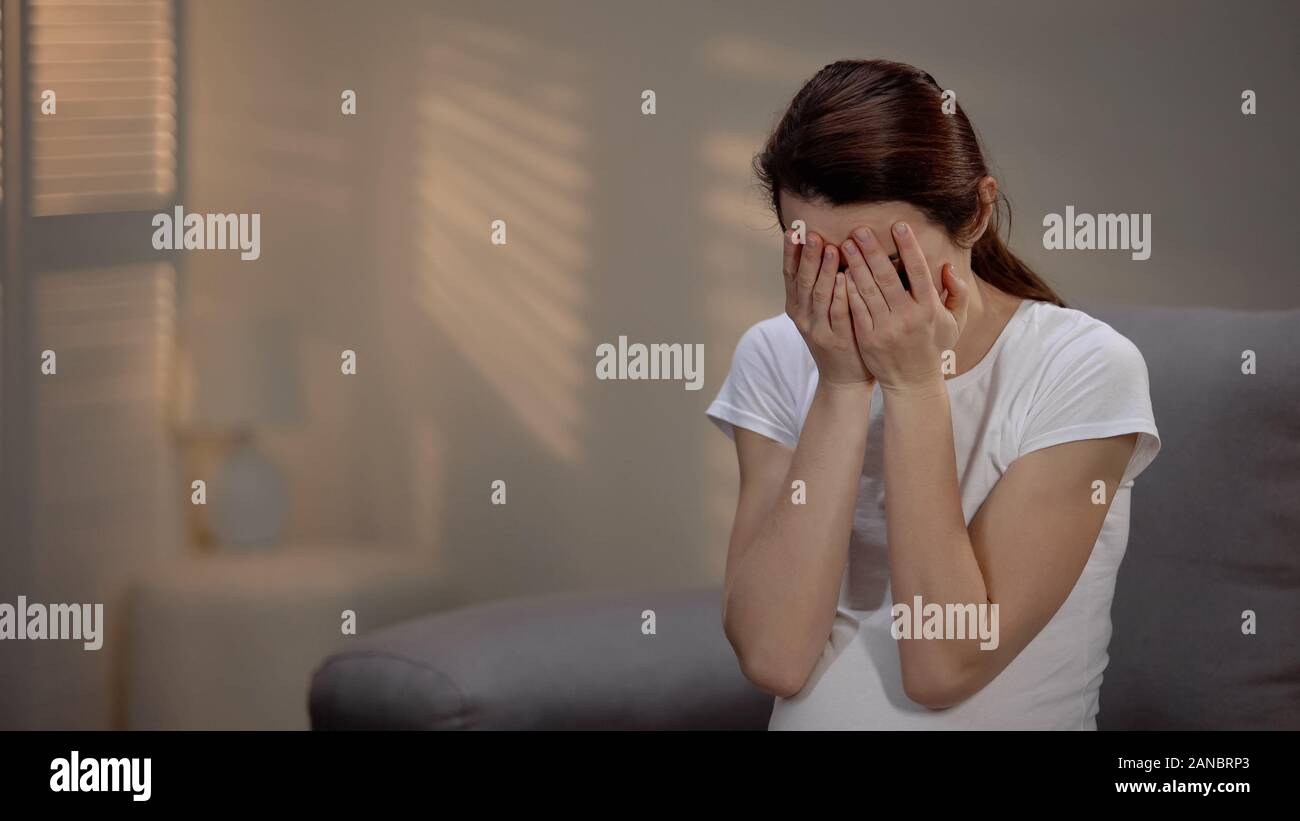 Traurig schwangere Frau weinen, leiden die pränatale Depressionen, einzelne Mutterschaft Stockfoto