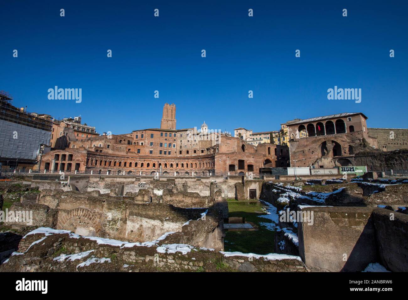 ROM, Italien, Februar 2018 - Schnee bedeckt Rom, Wintertourismus in der Hauptstadt Italiens, berühmtes Reiseziel im Winter. Forum Romanum mit Schnee. Stockfoto