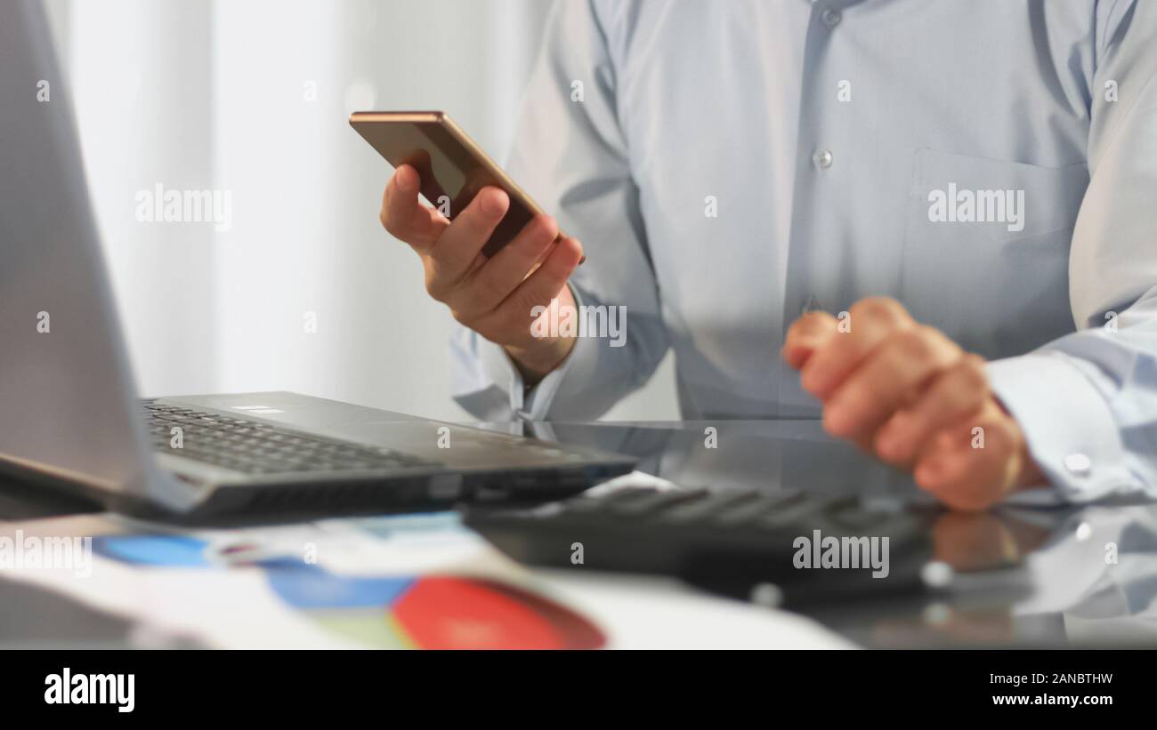 Büroangestellter holding Smartphone aufrufenden Client, Business Communication, Gerät Stockfoto