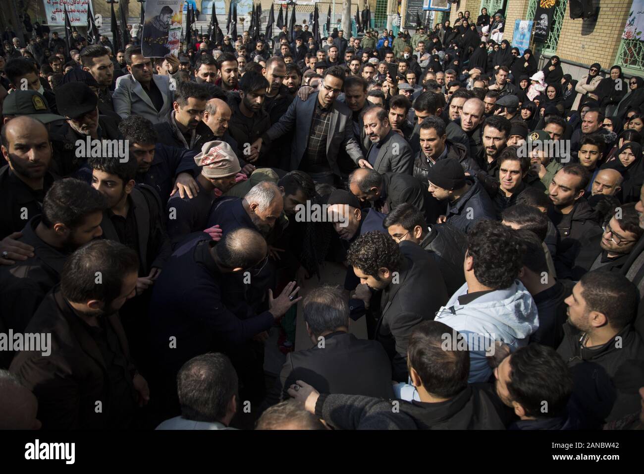 Teheran, Iran. 16 Jan, 2020. Iraner trauern in einem heiligen Schrein während der Teilnahme an einer Beerdigung für Mohammad Javad Mianji, die in der ukrainischen Boeing 737 Passagier Flugzeugabsturz in der Nähe des Imam Khomeini International Airport (IKIA) getötet wurde, im Nordwesten von Teheran, Iran. Die iranischen islamischen Revolutionsgarden (IRGC) bestätigt die Ukrainische Passagiermaschine durch seine Oberfläche geschossen worden war Raketen in die Luft wegen eines menschlichen Fehlers am 6. Januar am frühen Morgen. Credit: rouzbeh Fouladi/ZUMA Draht/Alamy leben Nachrichten Stockfoto