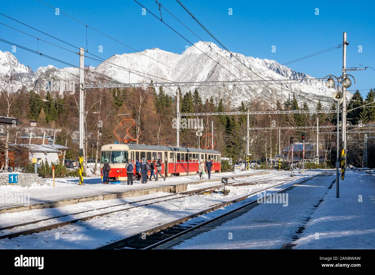 Historischer tschechoslowakischer Triebwagen Trojca (Emu 89.0009) von 1967 am Bahnhof Strbske Pleso. Hohe Tatra. Slowakei, Europa Stockfoto