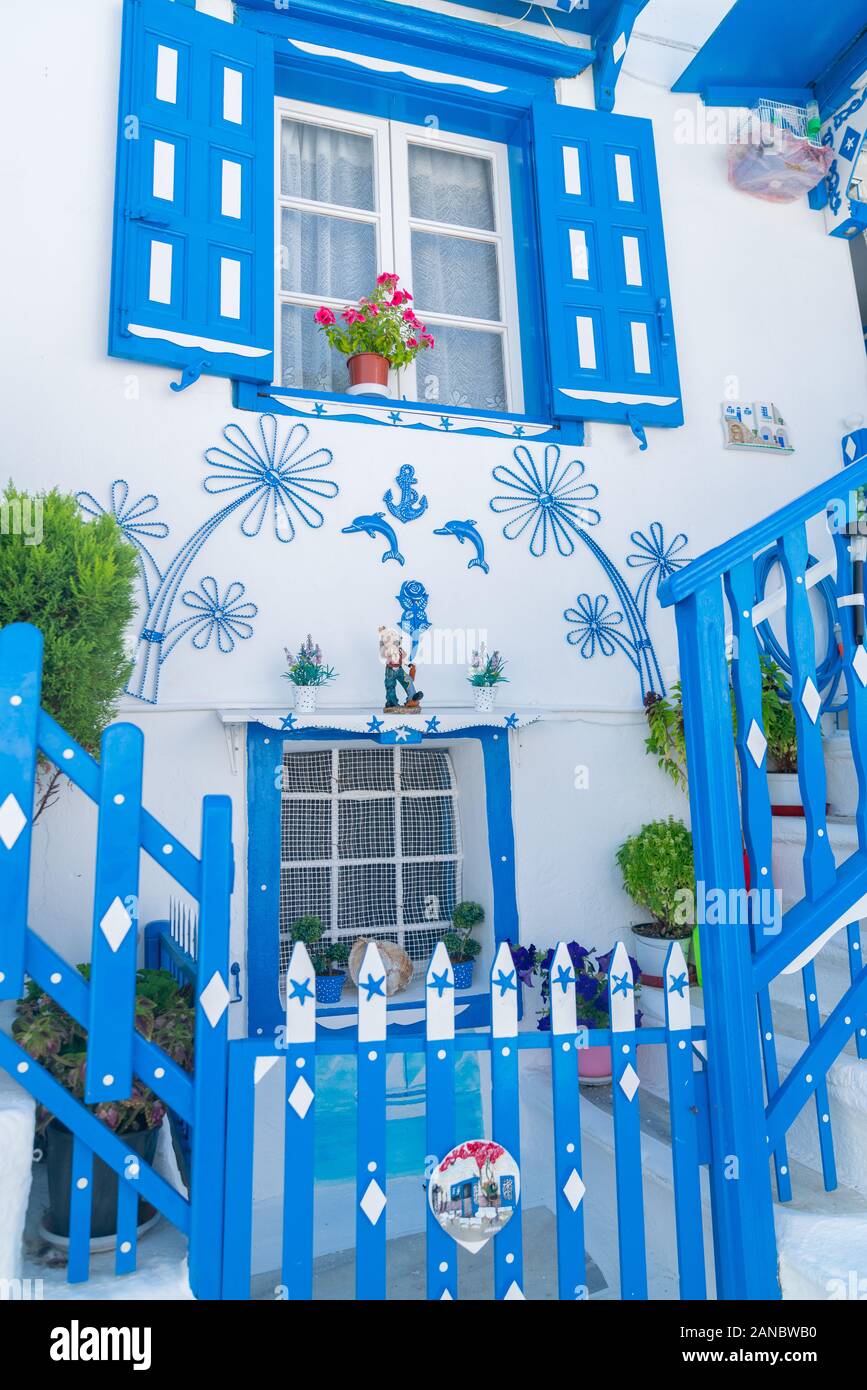 Naxos, Griechenland - 14 August 2019; Außen Eingang hoch in Blau und Weiß gehalten und mit Ornamenten an der Wand hängen. Stockfoto