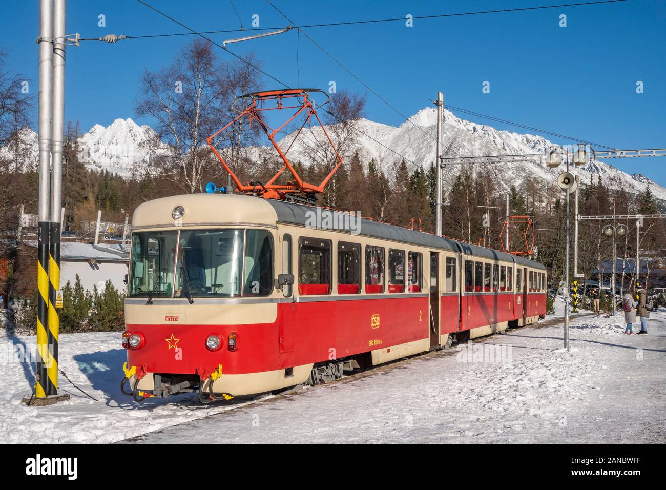 Historischer tschechoslowakischer Triebwagen Trojca (Emu 89.0009) von 1967 am Bahnhof Strbske Pleso. Hohe Tatra. Slowakei, Europa Stockfoto