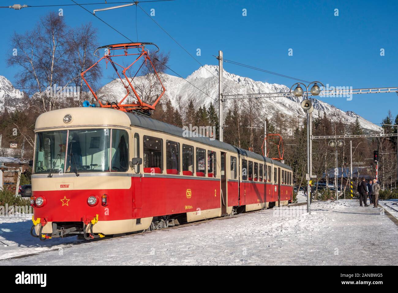 Historischer tschechoslowakischer Triebwagen Trojca (Emu 89.0009) von 1967 am Bahnhof Strbske Pleso. Hohe Tatra. Slowakei, Europa Stockfoto