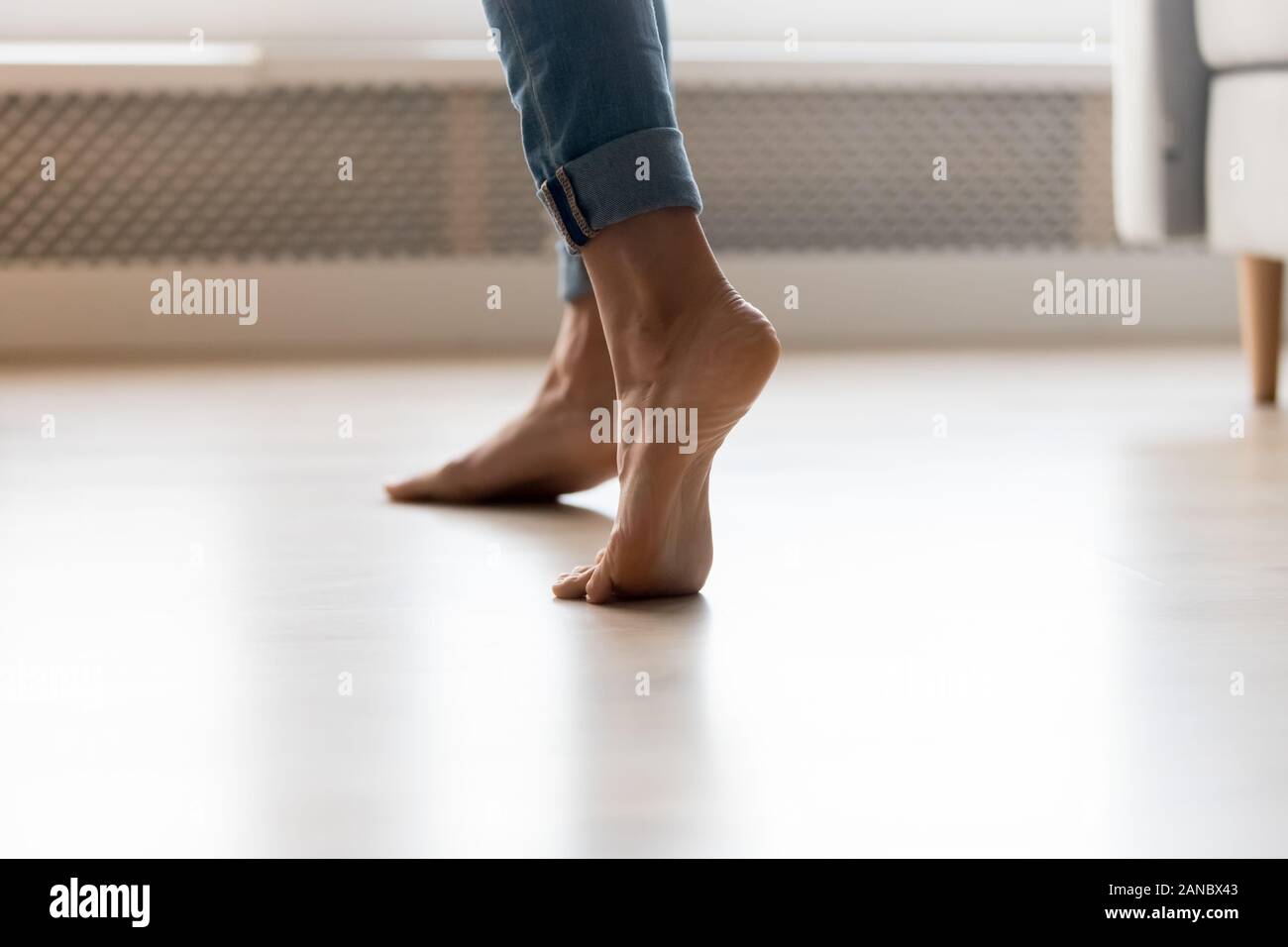Close up Beschnittenes Bild der Barefoot Frau stehen auf Zehenspitzen. Stockfoto