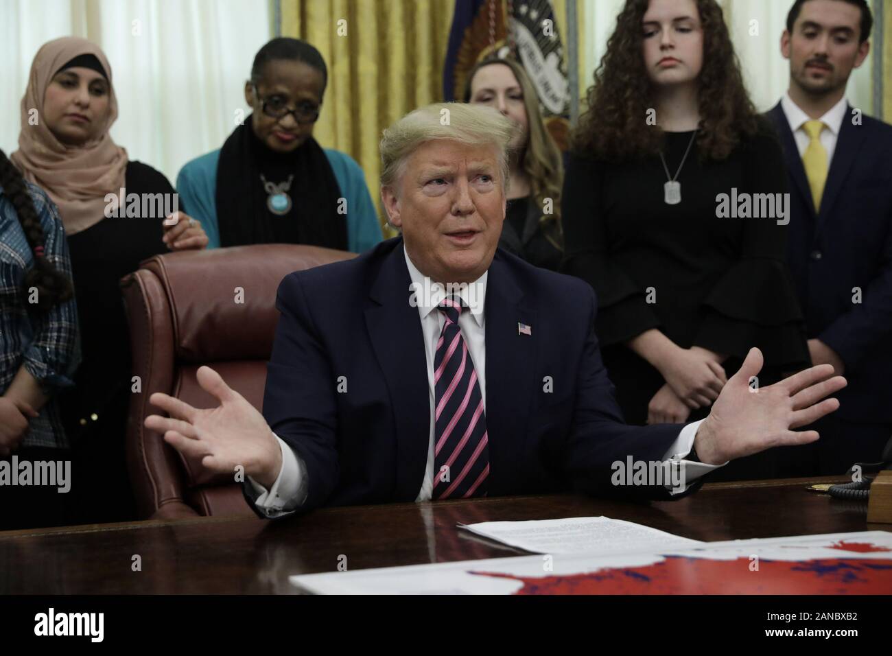 Washington, United States. 16 Jan, 2020. Us-Präsident Donald Trump spricht mit Reportern, wie er in der Ankündigung der Anleitung für Konstitutionelle Gebet an öffentlichen Schulen in den das Oval Office im Weißen Haus in Washington, DC am Donnerstag, 16. Januar 2020 beteiligt. Trump veranstaltete eine Gruppe von Studenten aus christlichen, jüdischen und muslimischen Glaubens im Oval Office am Nationalen religiösen Freiheit Tag. Foto von Yuri Gripas/UPI Quelle: UPI/Alamy leben Nachrichten Stockfoto
