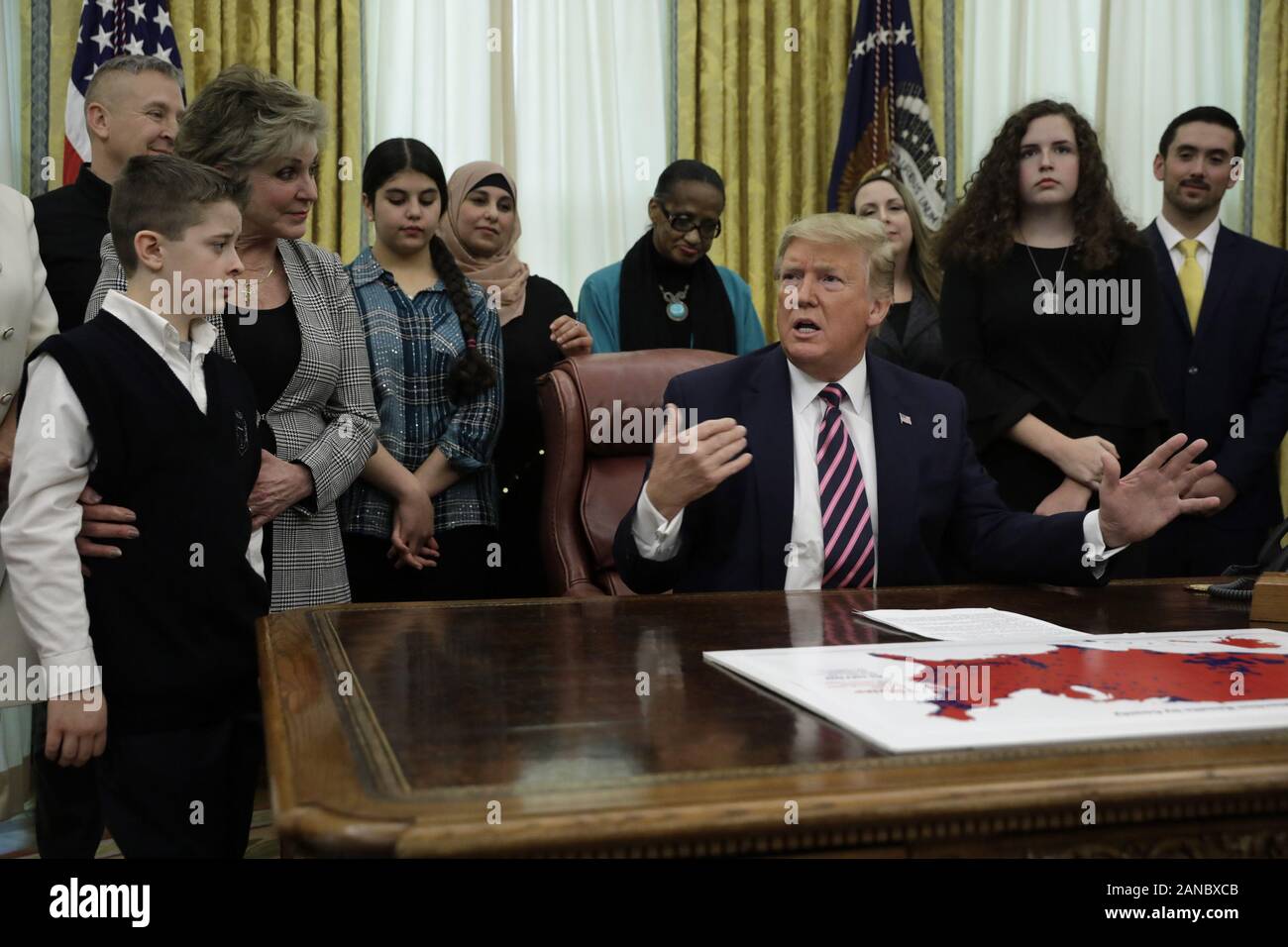 Washington, United States. 16 Jan, 2020. Us-Präsident Donald Trump spricht mit Reportern, wie er in der Ankündigung der Anleitung für Konstitutionelle Gebet an öffentlichen Schulen in den das Oval Office im Weißen Haus in Washington, DC am Donnerstag, 16. Januar 2020 beteiligt. Trump veranstaltete eine Gruppe von Studenten aus christlichen, jüdischen und muslimischen Glaubens im Oval Office am Nationalen religiösen Freiheit Tag. Foto von Yuri Gripas/UPI Quelle: UPI/Alamy leben Nachrichten Stockfoto
