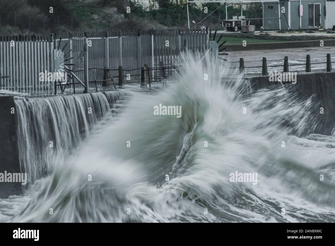 Newhaven, East Sussex, Großbritannien. 16. Januar 2019. Erhöhung der Südwind gegen Ende des Tages Trichter Wellen in den Hafen Eingang West Beach. Sehr starker Regen & mehr Wind nähert sich von Westen die Erhöhung der Hochwassergefahr entlang der Südküste. David Burr/Alamy Leben Nachrichten. Stockfoto