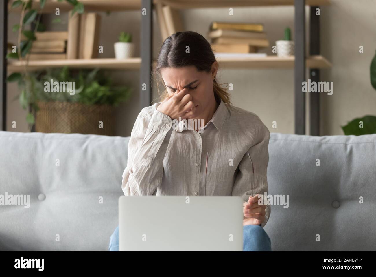 Müde multirassischen tausendjährigen Frau mit Augen. Stockfoto