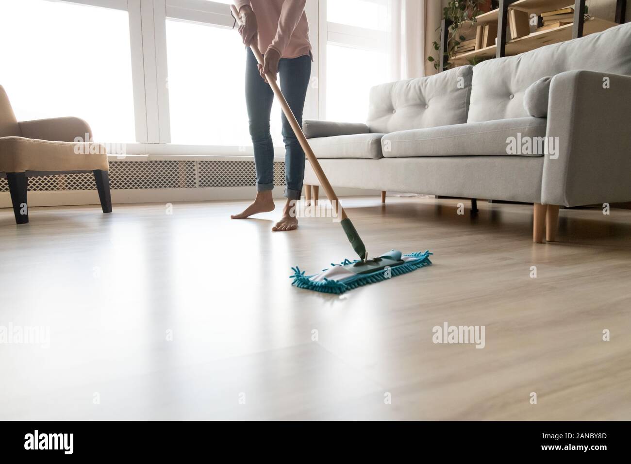 Barfuß Frau Reinigung Boden mit nassen Mop pad Beschnittenes Bild. Stockfoto