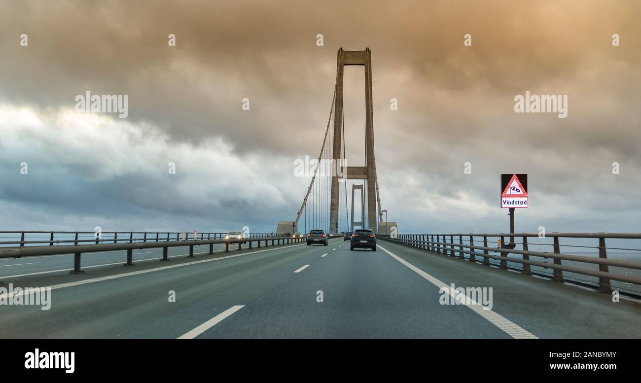 Oresund Schweden - 15. März 2019: Oresesund Brücke bei Wind und Zeichen für starken Wind Stockfoto