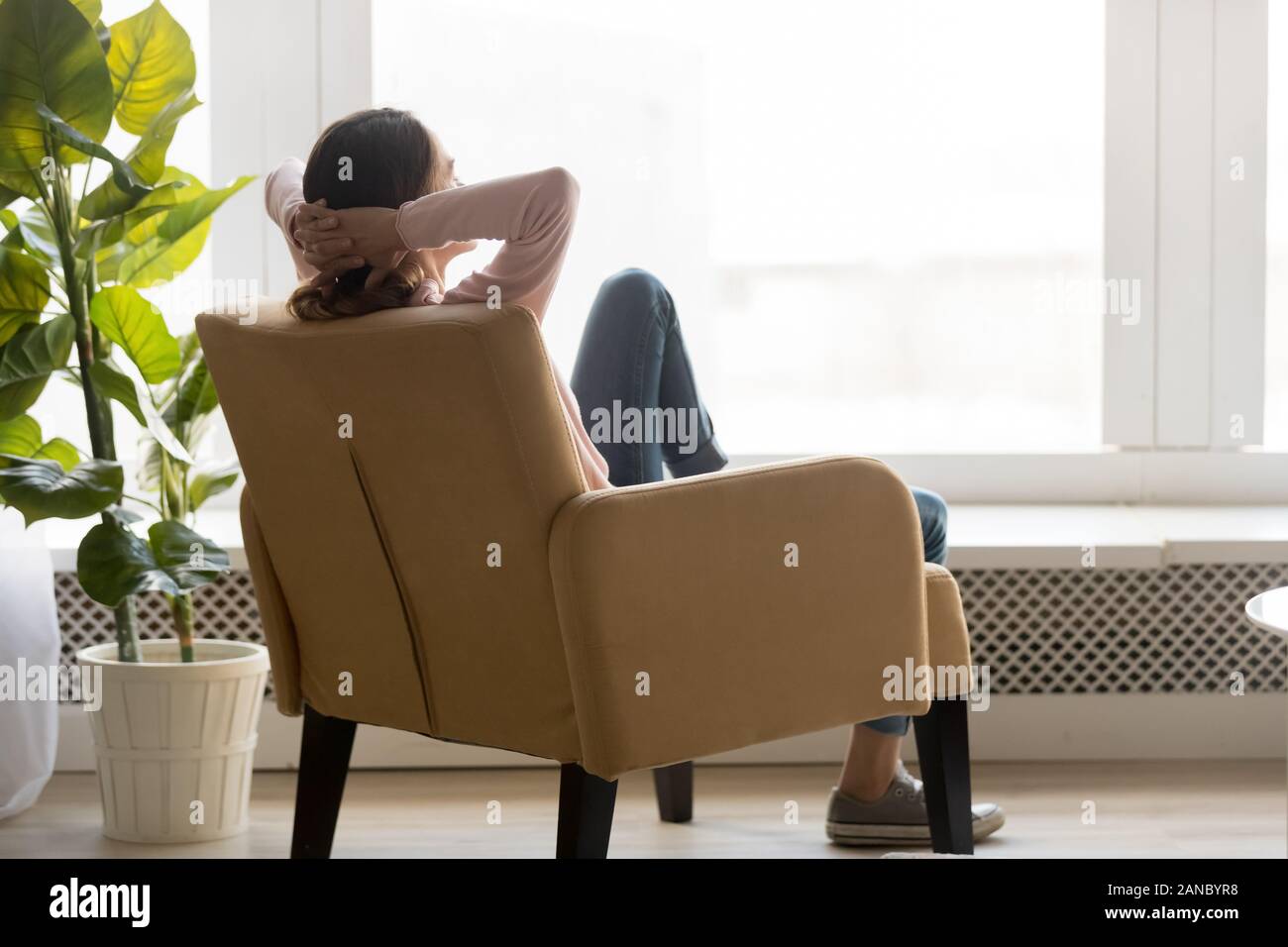 Junge Frau in einem bequemen Sessel zurück ruht. Stockfoto