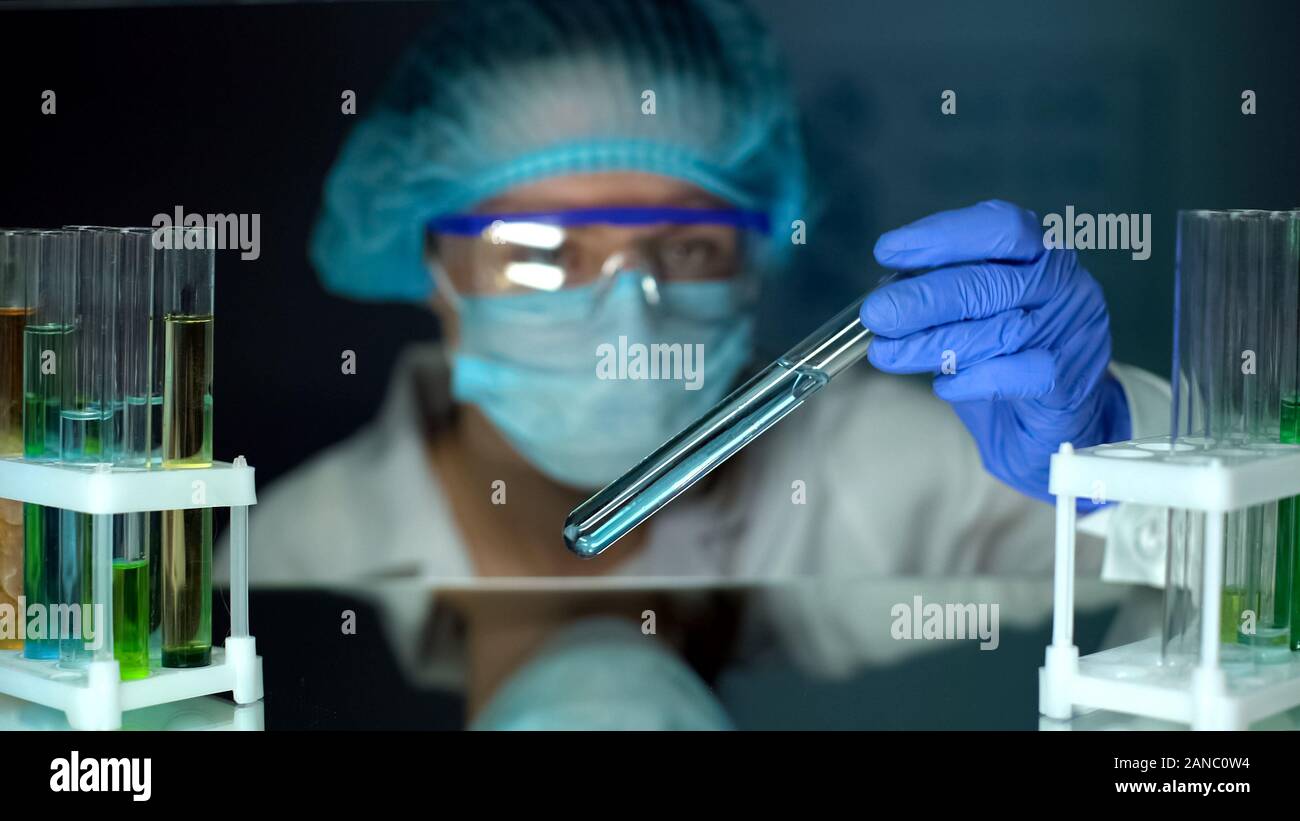 Lab Arbeiter an Rohr mit blaue Flüssigkeit, Waschmitteln, Parfüms, Produktion Stockfoto