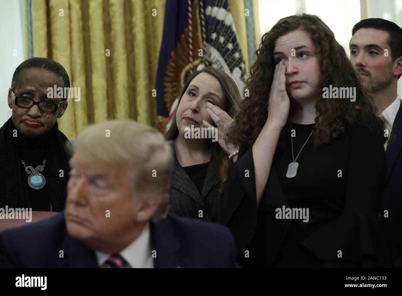 Washington, United States. 16 Jan, 2020. Die Teilnehmer erhalten emotionale hinter US-Präsident Donald Trump, während einer Durchsage der Anleitung für Konstitutionelle Gebet an öffentlichen Schulen in den das Oval Office im Weißen Haus in Washington, DC am Donnerstag, 16. Januar 2020. Trump veranstaltete eine Gruppe von Studenten aus christlichen, jüdischen und muslimischen Glaubens im Oval Office am Nationalen religiösen Freiheit Tag. Foto von Yuri Gripas/UPI Quelle: UPI/Alamy leben Nachrichten Stockfoto