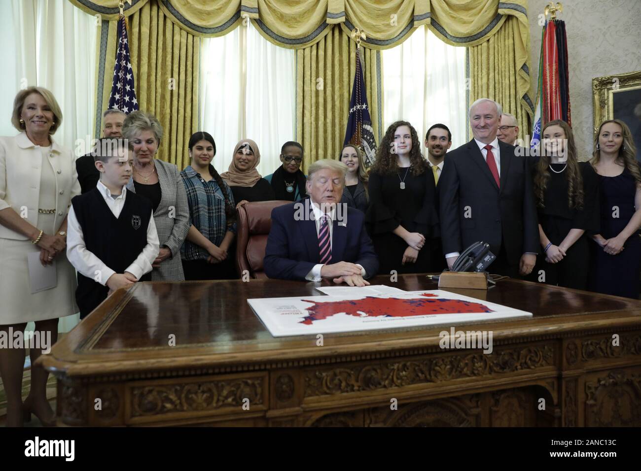 Washington, United States. 16 Jan, 2020. Us-Präsident Donald Trump spricht mit Reportern, wie er in der Ankündigung der Anleitung für Konstitutionelle Gebet an öffentlichen Schulen in den das Oval Office im Weißen Haus in Washington, DC am Donnerstag, 16. Januar 2020 beteiligt. Trump veranstaltete eine Gruppe von Studenten aus christlichen, jüdischen und muslimischen Glaubens im Oval Office am Nationalen religiösen Freiheit Tag. Foto von Yuri Gripas/UPI Quelle: UPI/Alamy leben Nachrichten Stockfoto