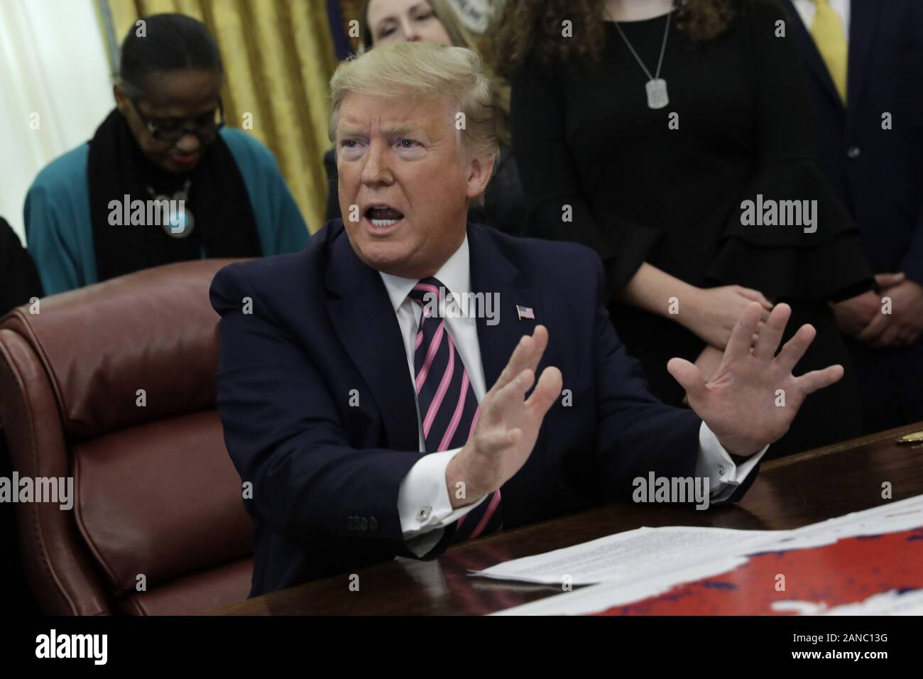 Washington, United States. 16 Jan, 2020. Us-Präsident Donald Trump spricht mit Reportern, wie er in der Ankündigung der Anleitung für Konstitutionelle Gebet an öffentlichen Schulen in den das Oval Office im Weißen Haus in Washington, DC am Donnerstag, 16. Januar 2020 beteiligt. Trump veranstaltete eine Gruppe von Studenten aus christlichen, jüdischen und muslimischen Glaubens im Oval Office am Nationalen religiösen Freiheit Tag. Foto von Yuri Gripas/UPI Quelle: UPI/Alamy leben Nachrichten Stockfoto