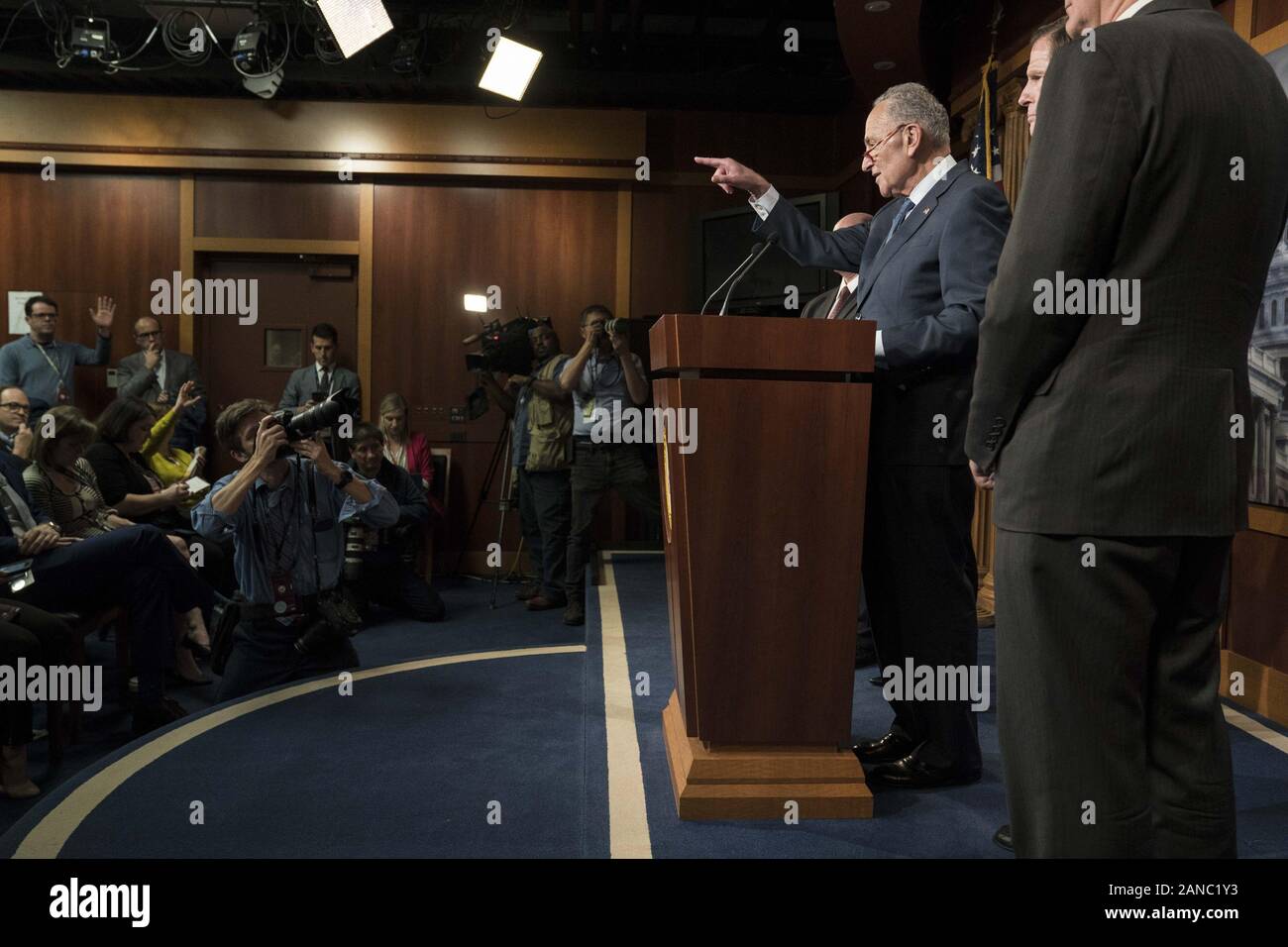 Washington, United States. 16 Jan, 2020. Senat Minoritätführer Senator Chuck Schumer aus New York, hält eine Pressekonferenz nach dem Obersten Gerichtshof Chief Justice John Roberts in die Mitglieder des Senats für das Amtsenthebungsverfahren gegen Präsident Donald Trump im Kapitol in Washington, DC am Donnerstag, 16. Januar 2020 geschworen hat. Er ist von den Senatoren Richard Blumenthal, D-Anschl., Jeff Coon, D-Del., Kamala Harris, D-Calif., und Chris Van Hollen, D-MD. Foto von Sarah Silbiger/UPI Quelle: UPI/Alamy leben Nachrichten Stockfoto