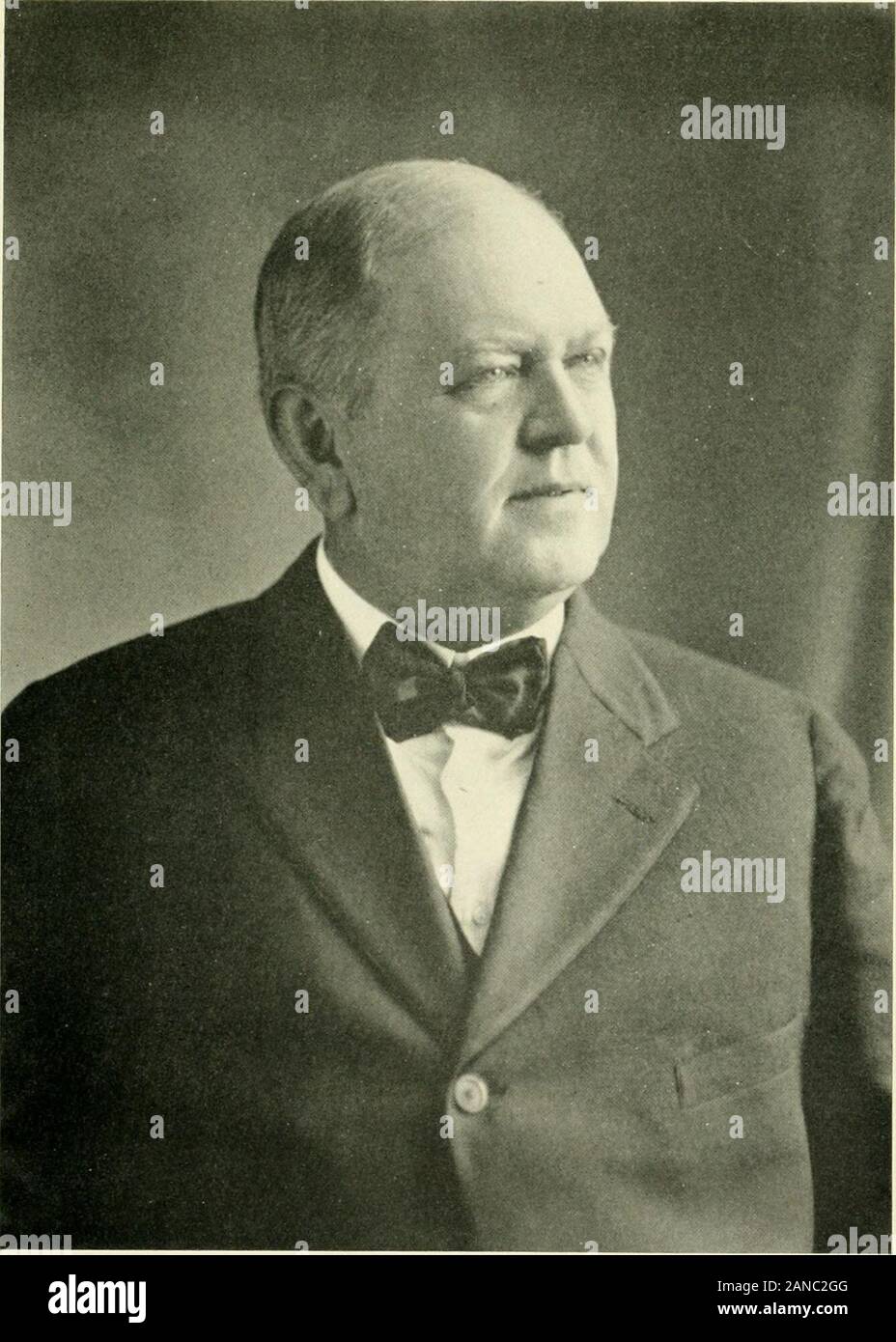 Geschichte der Passaic und Umgebung ..: historisch-biographische. Und während der inter-Vening Jahre bis 1905, Herr Dalrymple wurde erhöht, um die hohen Posten als landagent des Gebietes zwischen New York und Chicago. Gefühl, dass er seine Zeit wouldlike auf die Praxis des Gesetzes zu beschränken, gab er railroad Arbeit im Jahre 1905 und eröffnete Kanzleien im Hobart Trust Gebäude, Passaic. Seitdem hehas in die allgemeine Praxis, später mit Büros in den Rechtsanwälte Gebäude, Ausgefertigten vorhanden bei 670 Main Avenue. Er ist unter den am meisten gelernt andbest informiert Rechtsanwälte der Stadt zählte, und hat einen großen Cli Stockfoto