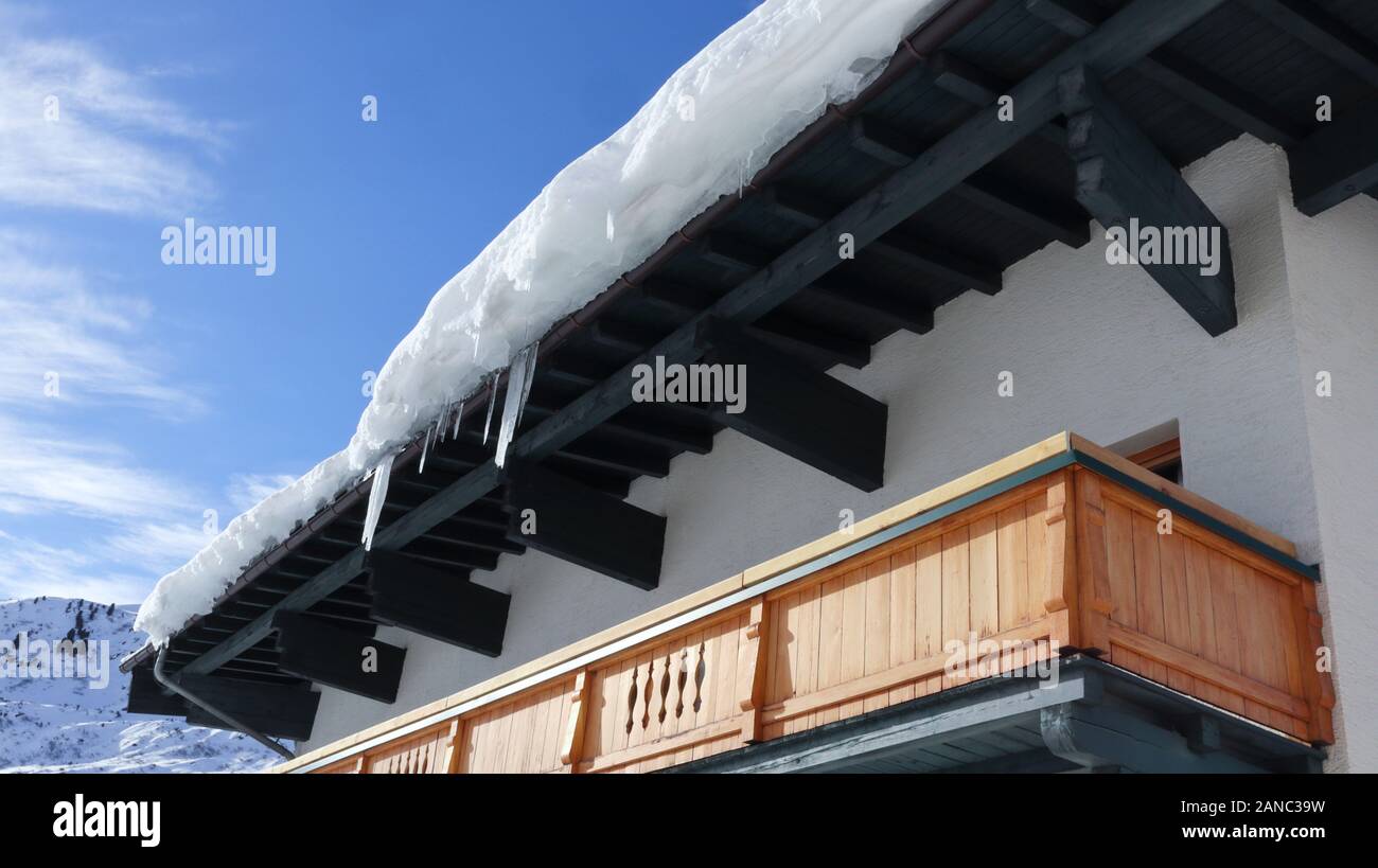 Schnee auf dem Dach aus Holz. Stockfoto