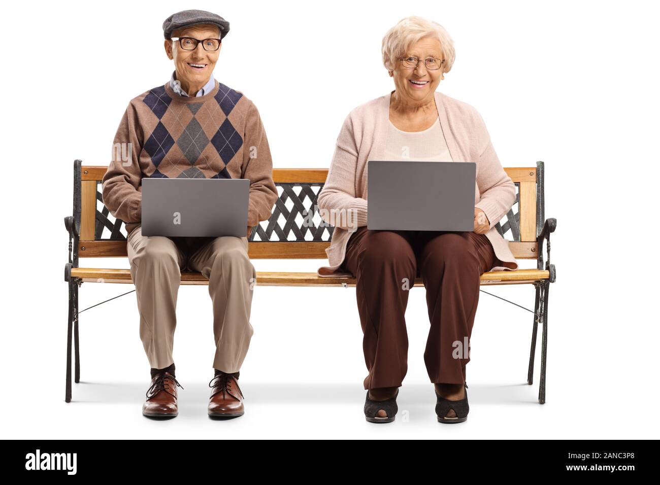 Großmutter und Großvater auf einer Bank sitzen und über Laptops auf weißem Hintergrund Stockfoto