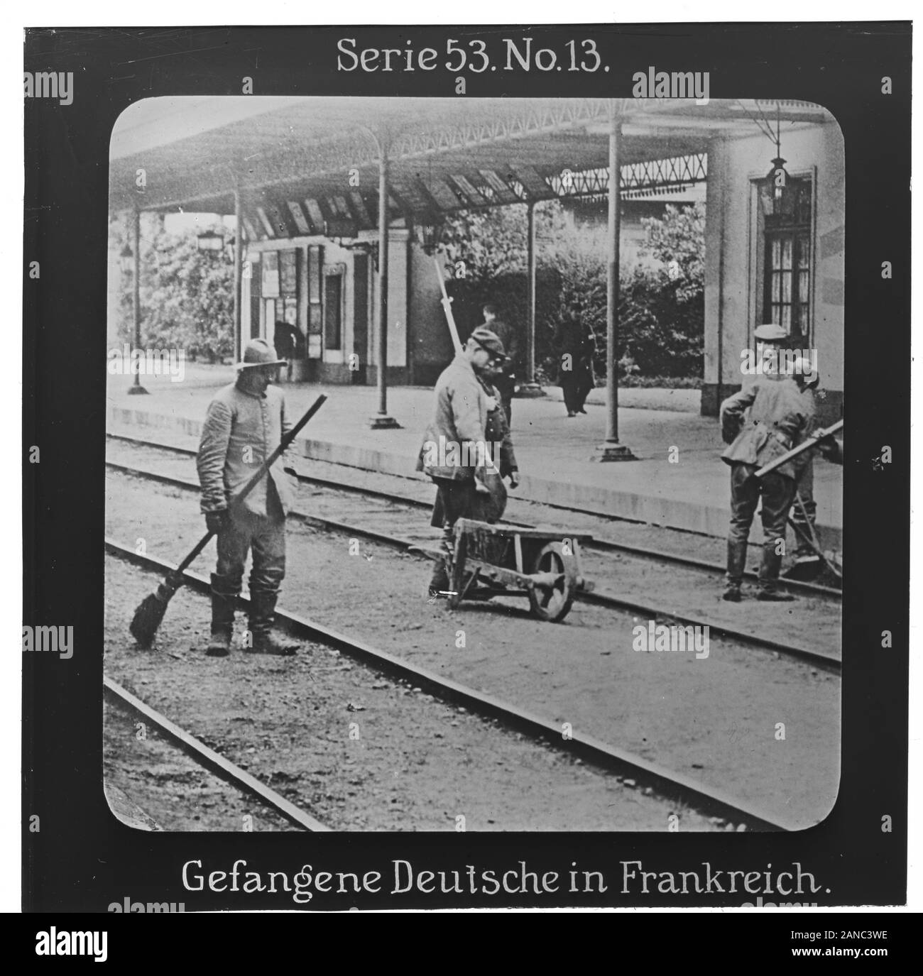 Projektion für alle: Weltkrieg Serie 53 Kolonial-, See- und Landkämpfer-Nr. 13. Gefangene Deutsche in Frankreich. - die Firma "Projektion für alle" wurde 1905 von Max Skladanowsky (1861-1939) gegründet. Sie produzierte bis zum Jahre 1928 fast 100 Serien zu je 24 Glasdias im Format 8,3 x 8,3 cm im Sog. Bromsilber-Gelatin-Trockenplatten Verfahren. Die ersten Städte vor allem in den Bundesländern, Länder aber auch Märchen und Sagen, das alte Testament und der Erste Weltkrieg. Stockfoto