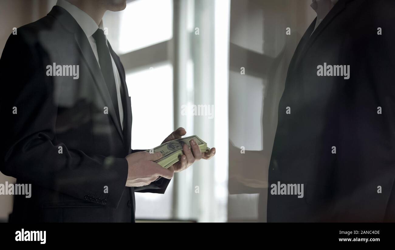 Unternehmer spenden karitativen Beitrag in Geld, Wohlstand von Unternehmen Stockfoto