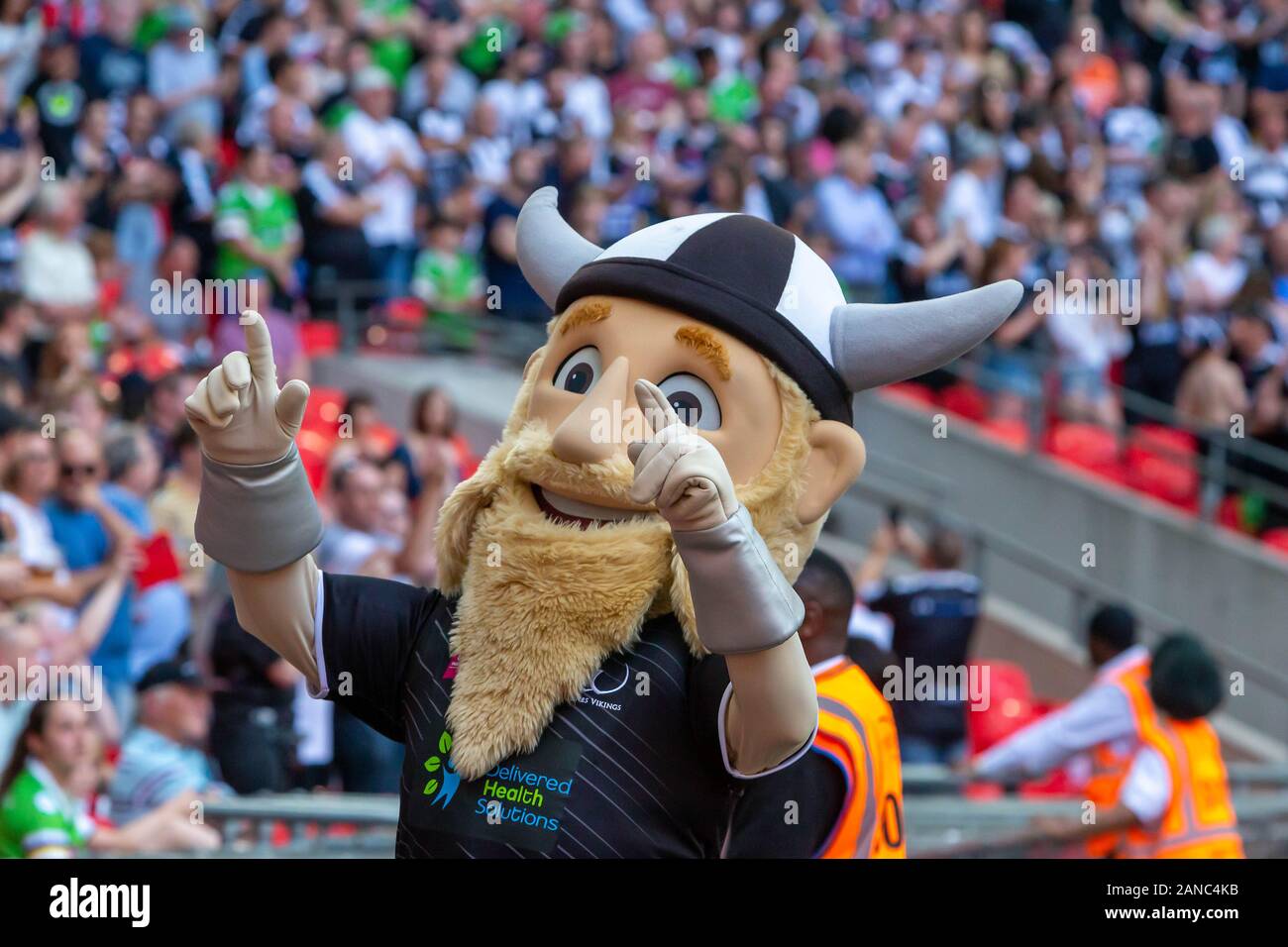Kemik der Viking, Widnes Wikinger Maskottchen, engagiert sich mit der Masse vor dem AB Sonnendecks Rugby League Cup 1895 in Wembley 2019 Stockfoto