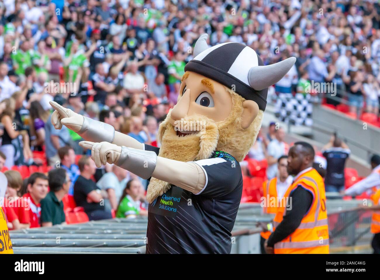 Kemik der Viking, Widnes Wikinger Maskottchen, engagiert sich mit der Masse vor dem AB Sonnendecks Rugby League Cup 1895 in Wembley 2019 Stockfoto