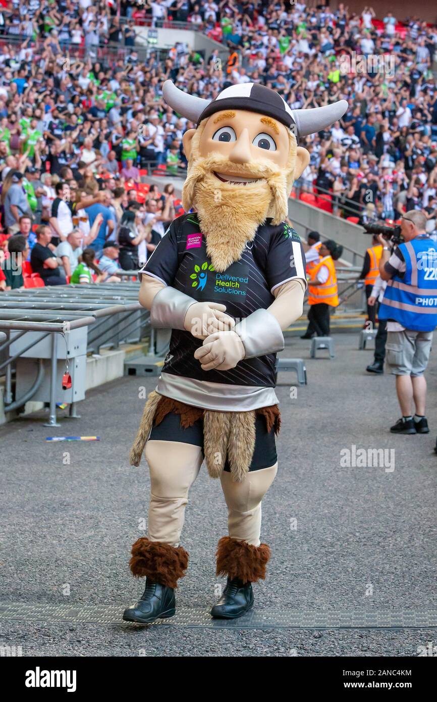 Kemik der Viking, Widnes Wikinger Maskottchen, engagiert sich mit der Masse vor dem AB Sonnendecks Rugby League Cup 1895 in Wembley 2019 Stockfoto