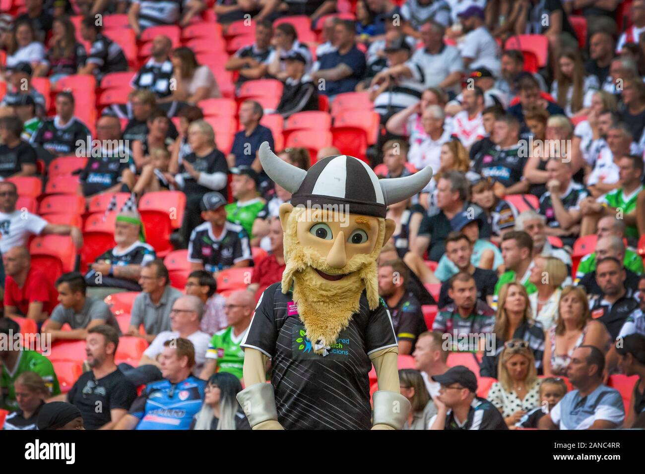 Kemik der Viking, Widnes Wikinger Maskottchen, engagiert sich mit der Masse vor dem AB Sonnendecks Rugby League Cup 1895 in Wembley 2019 Stockfoto
