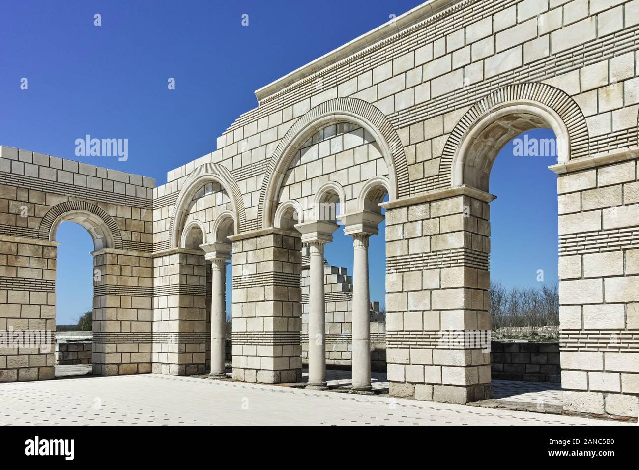 PLISKA, Bulgarien - 10 April, 2017: Ruinen der große Basilika, die größte Kirche im mittelalterlichen Europa in Pliska, Bulgarien Stockfoto