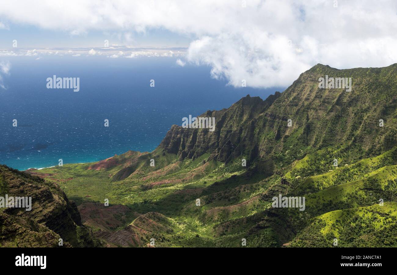 Das Kalalau Tal, das mit Blick auf den Pazifischen Ozean auf der Nā Pali Küste, Kauai Hawaii öffnet. Stockfoto