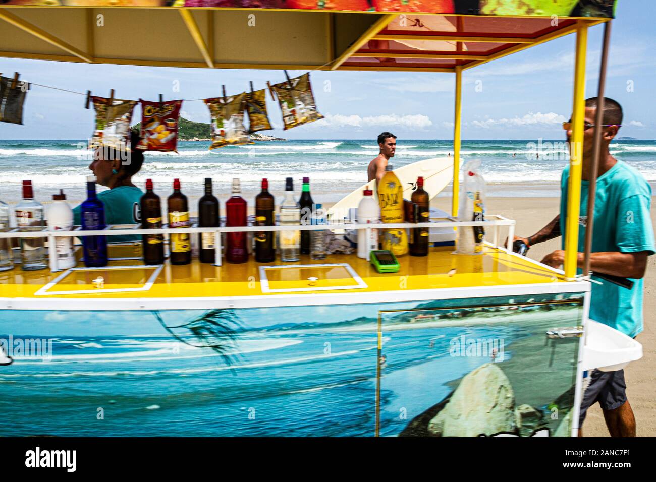 Strandverkäufer in Vila Beach. Imbituba, Santa Catarina, Brasilien. Stockfoto