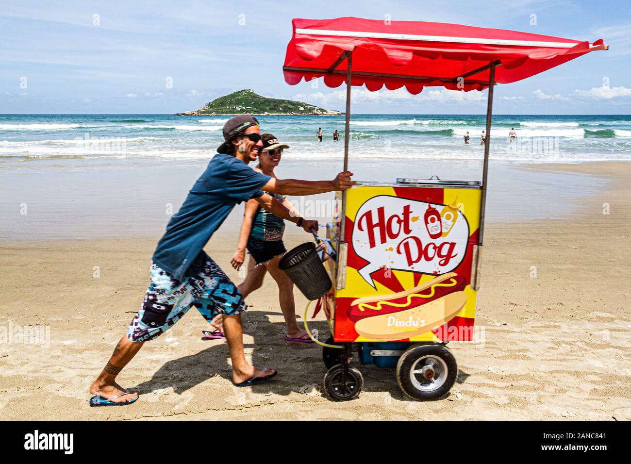 Hot Dog Anbieter in Vila Beach. Imbituba, Santa Catarina, Brasilien. Stockfoto