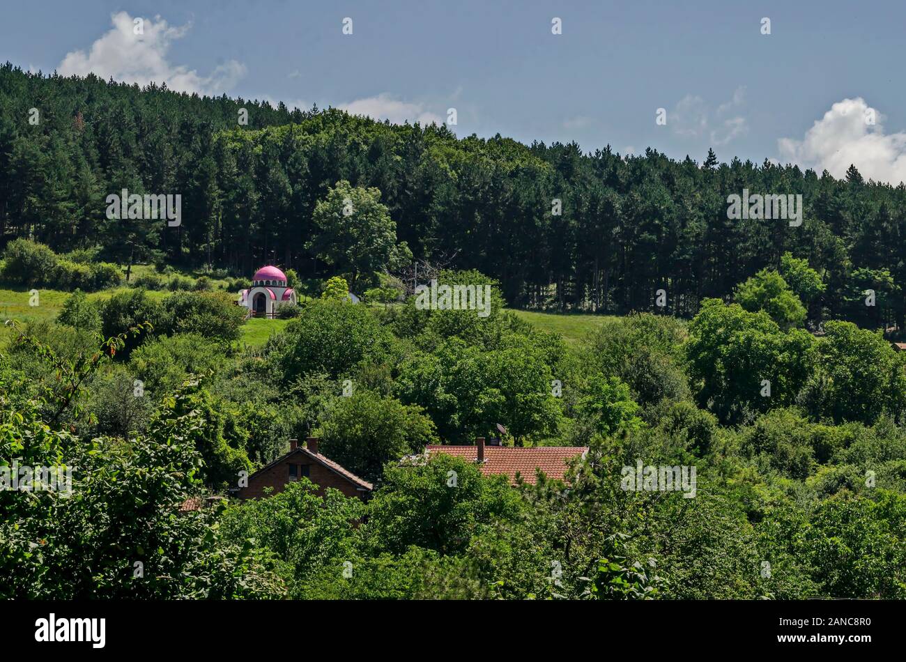 Neue St. Peter und Paul Kapelle auf einem Hügel in Balkan Berg, Zhelyava Dorf, Region Sofia, Bulgarien Stockfoto
