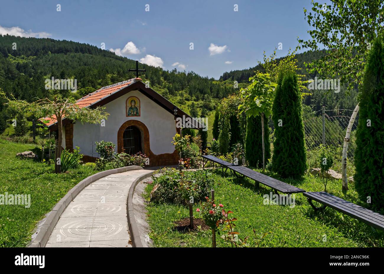 Mittelalterliche Zhelyava Kloster St. Petka auf einem hohen Hügel auf dem Balkan Berg, Zhelyava Dorf, Region Sofia, Bulgarien Stockfoto