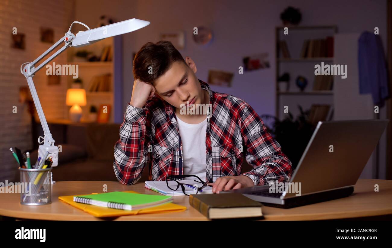 Erschöpft student napping Vorbereitung für Prüfungen, die spät in der Nacht, Mangel an Energie Stockfoto