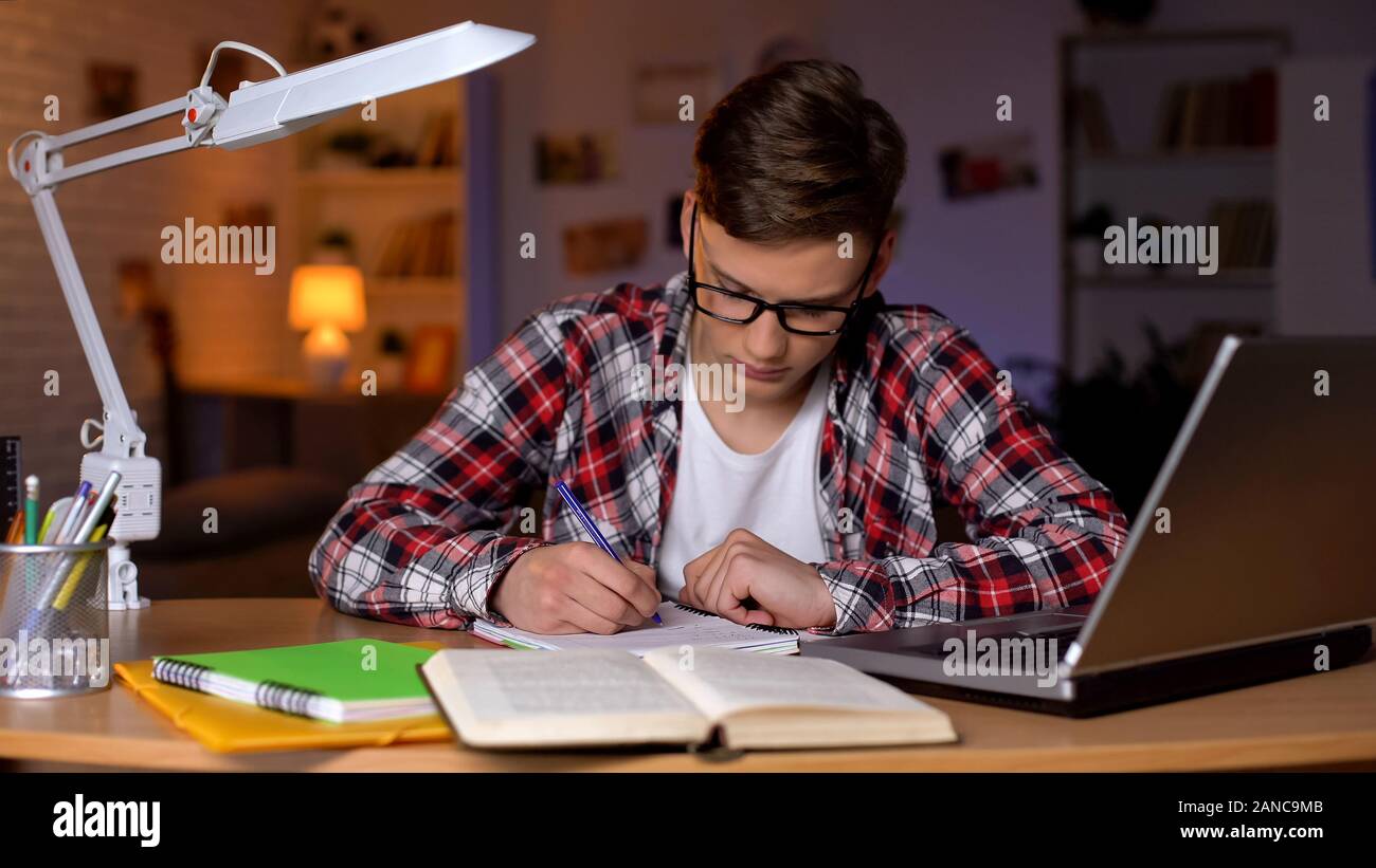 Erschöpft, müde Schüler Vorbereitung auf Vorträge leiden Mangel an Energie Hochschule Stockfoto