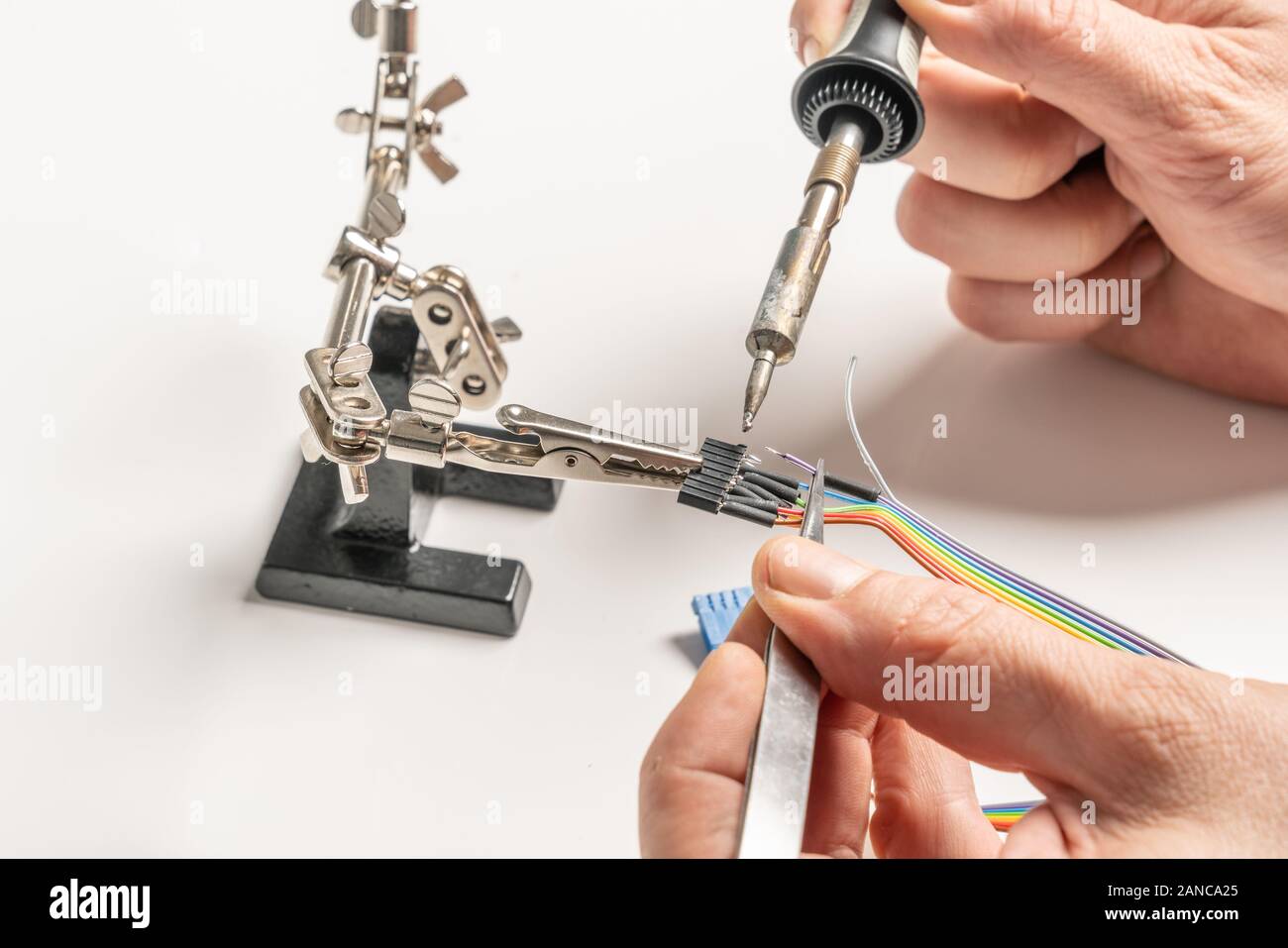 Ein Techniker loten Kabel einen Stecker mit einem Lötkolben Stockfoto Ein Techniker loten Kabel einen Stecker mit einem Lötkolben Stockfoto